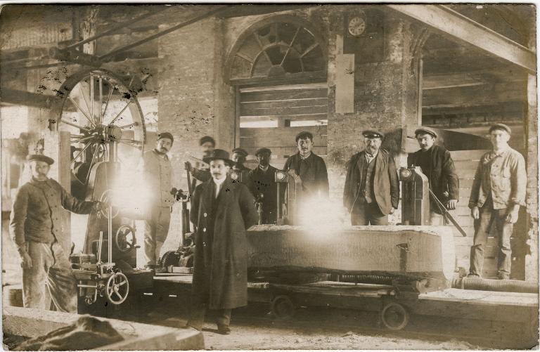 Vue intérieure de la scierie Blot, vers 1930 (Collection particulière).