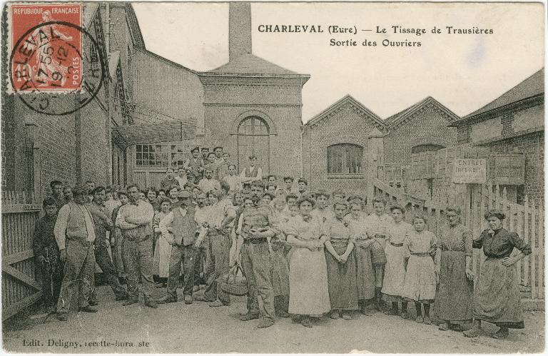 Le tissage de Transières. Sortie des ouvriers.- Carte postale, éd. Deligny recette-buraliste, vers 1910. (Collection particulière).
