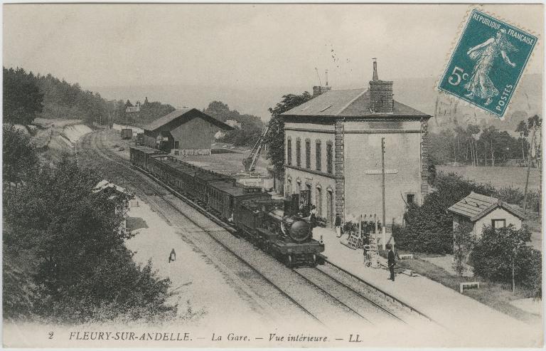2. Fleury-sur-Andelle - La gare - Vue intérieure.- Carte postale, éd. LL., vers 1920 (Collection particulière).