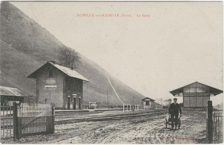 La gare.- Carte postale, photogr. A. Lavergne, Vernon, vers 1910 (Collection particulière).
