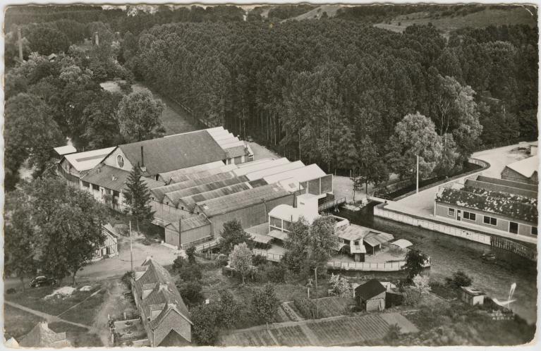 Vue aérienne de l'usine des Ponts.- Carte postale, Lapie service aérien, vers 1950 (Collection particulière). ; Vue aérienne de l'usine des Ponts (société de robinetterie Briffault) établie à Romilly-sur-Andelle.- Carte postale, Lapie service aérien, vers 1950.