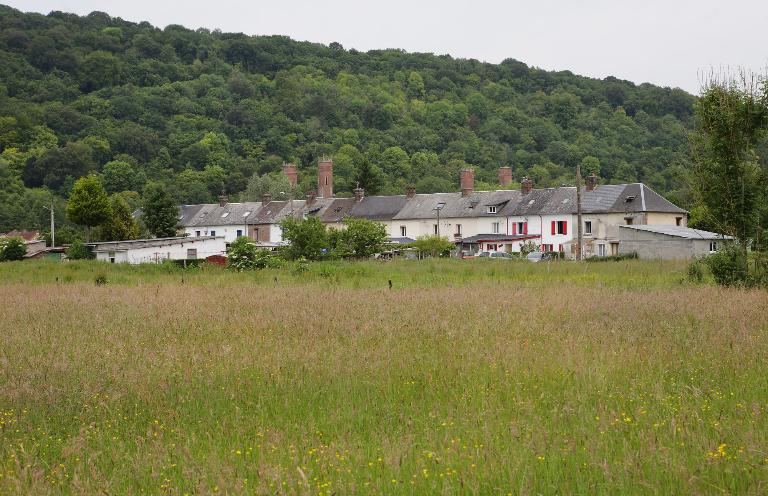 Vue générale des maisons ouvrières en bande, hameau de la Grande Aulnaie, depuis le sud.