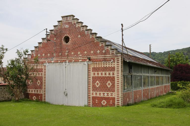 Scierie à grumes, depuis le sud.