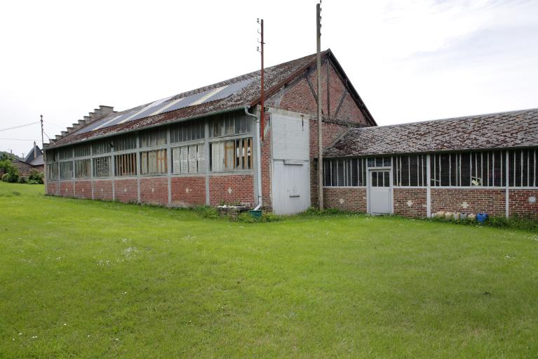 Scierie à grumes et atelier d'affutage, depuis le nord.