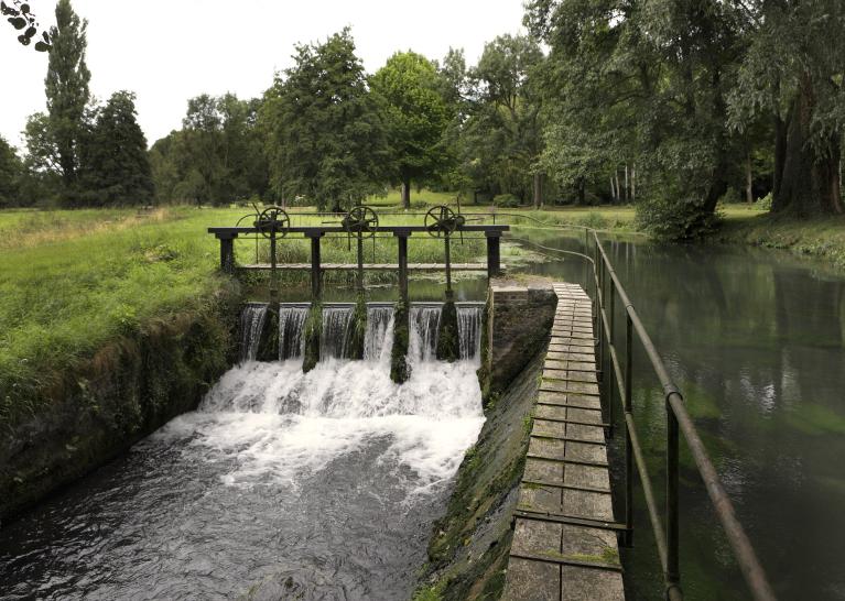 Canal d’alimentation (à droite) et canal de décharge (à gauche) de la filature la Blanche de Vascoeuil aujourd’hui détruite. ; Vue générale du déversoir et vannes de décharge. ; Canal d’alimentation (à droite) et canal de décharge et ses vannages (à gauche), de la filature la Blanche établie à Vascoeuil.