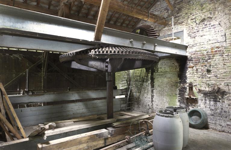 Bâtiment de la turbine, vue intérieure, détail du système de transmission de la turbine.
