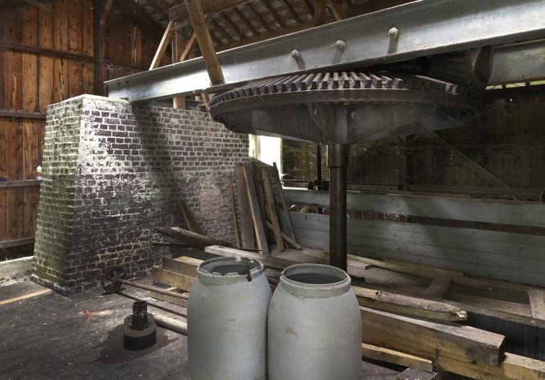 Bâtiment de la turbine, vue intérieure, détail du système de transmission de la turbine.