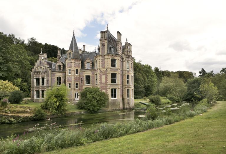 Façade postérieure, vue générale depuis la rive droite de l'Andelle. ; Château patronal d'Augustin Pouyer-Quertier à Perruel.