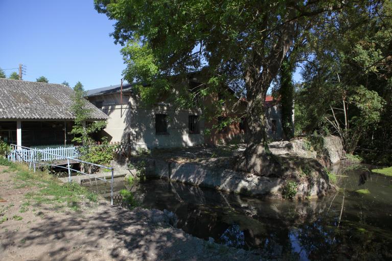 Vue générale du canal d'amenée, du bâtiment d'eau et de l'atelier subsistant, depuis le sud-est.