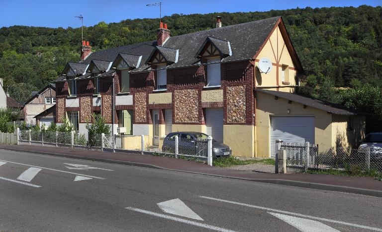 Logements ouvriers en bande, façade sur rue.