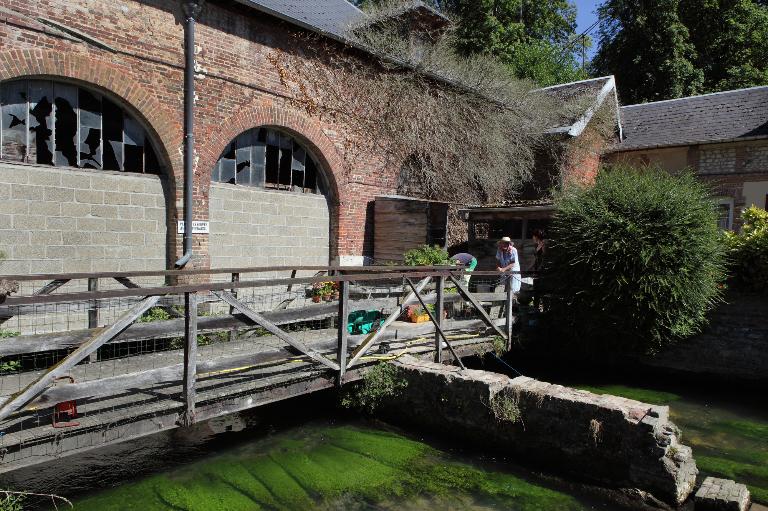 Vue détaillée de la façade ouest. ; Le moulin à foulon du Barbeau construit vers 1780 par Pierre Thomas Caillot sur un bras dérvivé de l'Andelle dénommé le Barbeau.