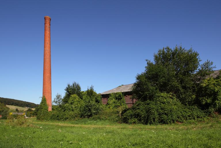 Chéminée de l'usine et vestiges d'un des deux ateliers de débitage.