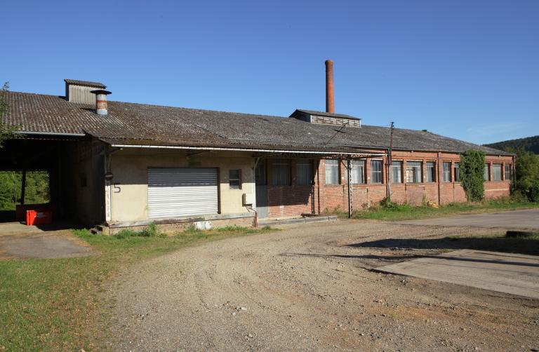 La scierie Chabé de Menesqueville, témoin de l'industrie du bois du bassin de l'Andelle liée à l'exploitation de la forêt de Lyons. ; Atelier de débitage et aire de séchage.