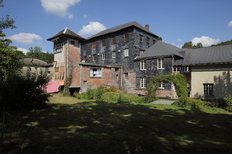 La filature du Roule de Rosay-sur-Lieure, typologie des usines à étages du XIXe siècle. ; Vue générale de la filature, du bâtiment de la turbine et du transformateur, depuis le sud.