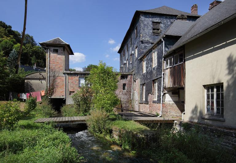 Vue de la filature, du logement, des dépendances, du bâtiment d'eau abritant la turbine sur le canal d'alimentation et du transformateur sur le bras de décharge, depuis le sud-est.