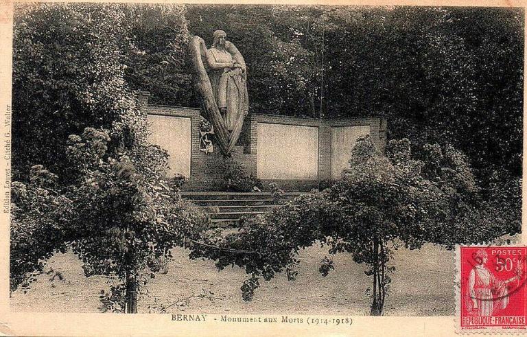 BERNAY - Monument aux Morts (1914-1918) [Le monument photographié en 1921 avant gravure des noms].- Carte postale, cliché G. Walter, édition Louvet. (collection partculière).