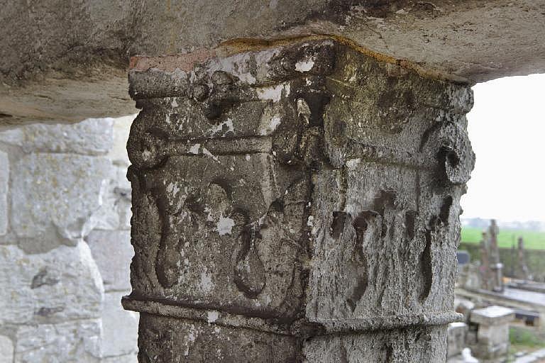 Détail du porche occidental : pilier sculpté de feuillage.