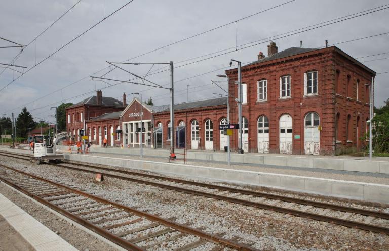 Vue générale de la façade sur voies, depuis l'est.