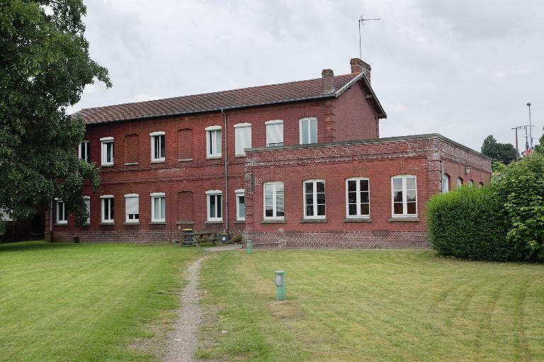 Vue générale des logements chemineaux édifiés en 1866, depuis le nord.