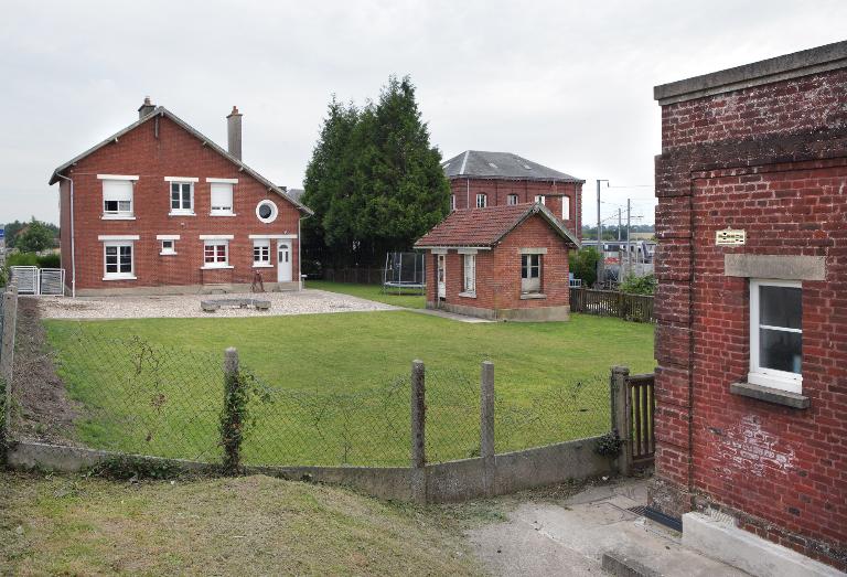 Vue d'ensemble de logements chemineaux édifiés dans les années 1950 et de la remise.