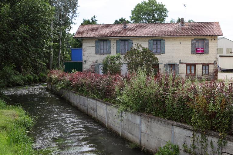 Vue générale du bâtiment servant de logement et de dépendance.