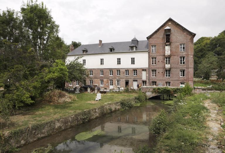 Vue générale de la façade principale de la minoterie et du logement du meunier. ; Minoterie Grivet, Blainville-Crevon.