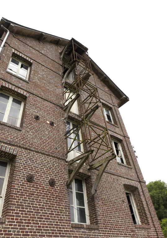 Vue en contre-plongée de la façade principale de la minoterie.