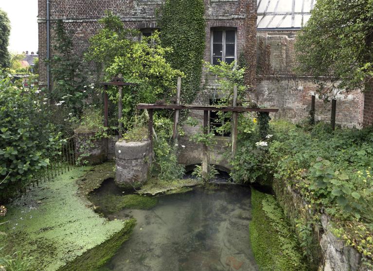 Canal d'amenée, vestiges de la vanne d'alimentation.