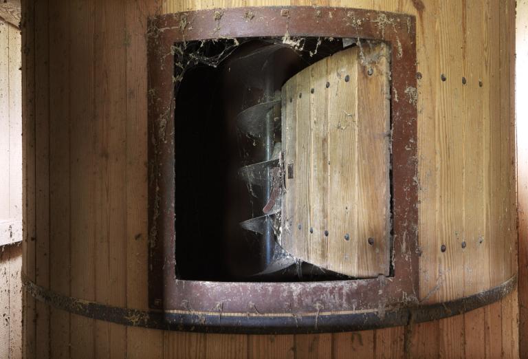 Minoterie, vue intérieure du deuxième étage : détail du silo à grain.
