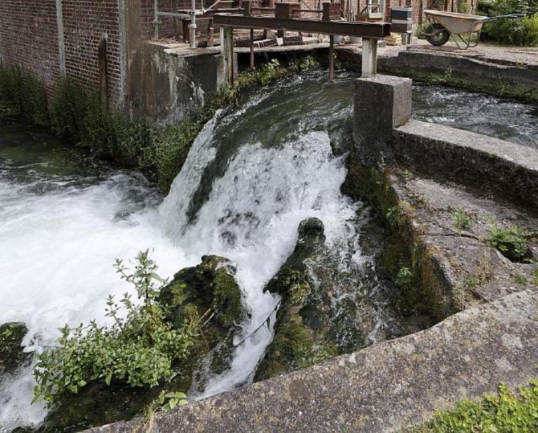 Canal de décharge. ; Vannage, déversoir et chute du moulin à blé Crespin établi à Saint-Denis-le-Thiboult.