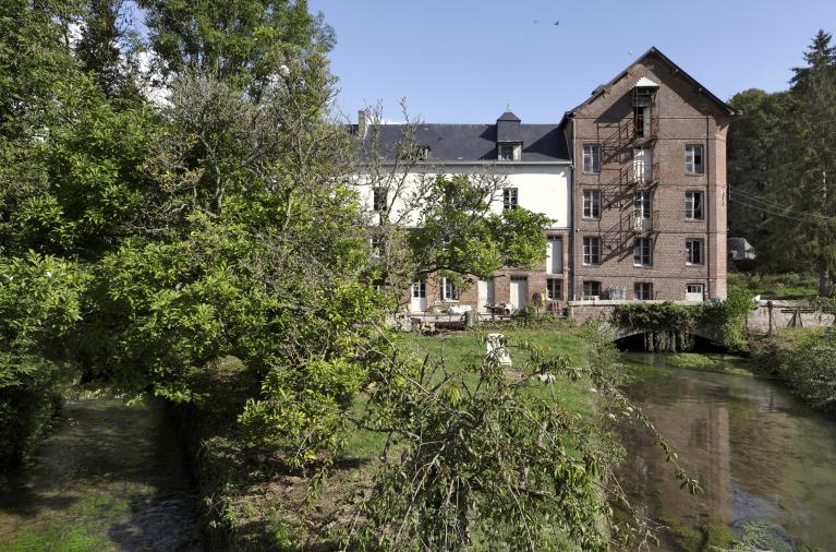 La minoterie Grivet à Blainville-Crevon, typologie des minoteries de la fin du XIXe siècle. ; Vue générale de la façade principale de la minoterie et du logement du meunier.