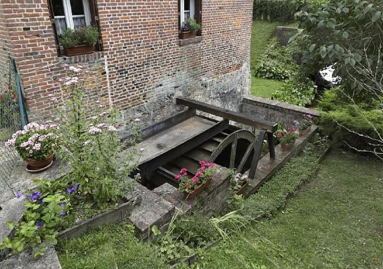 Vue de la roue hydraulique par-dessus et du conduit d'amenée.