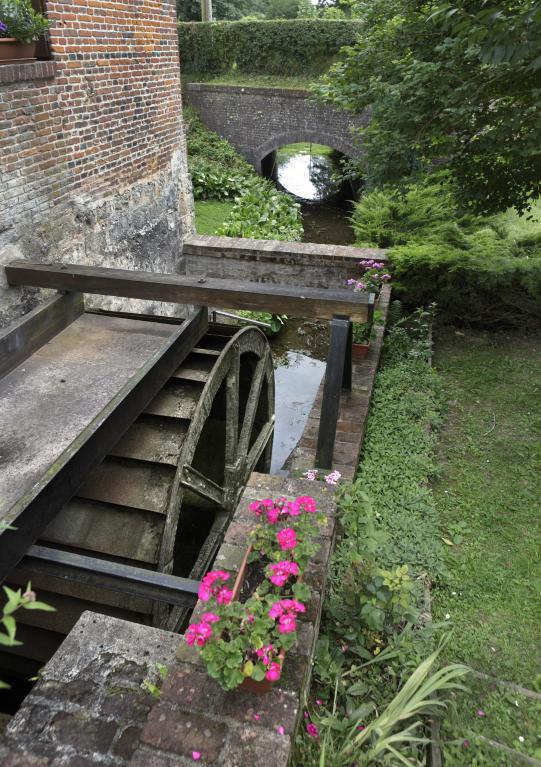 Système hydraulique d'amont du moulin d'Héronchelles comprenant la conduite d'amenée maçonnée surélevée qui guidait l'eau de la rivière jusqu’aux augets de la roue par-dessus. ; Vue de la roue hydraulique par-dessus et du conduit d'amenée. ; Vue de la roue hydraulique par dessus et du conduit d'amenée. ; Roue hydraulique par-dessus du moulin d’Héronchelles.