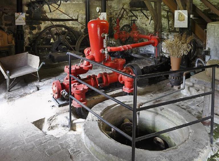 Vue intérieure du moulin, pompe et puisard.