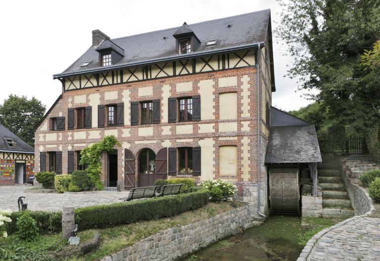 Le moulin à blé de Boisguilbert à Rebets, typologie du moulin à l'anglaise du début XIXe siècle. ; Vue générale de la façade principale et de la roue hydraulique par-dessous. ; Moulin à blé de Boisguilbert, Rebets.