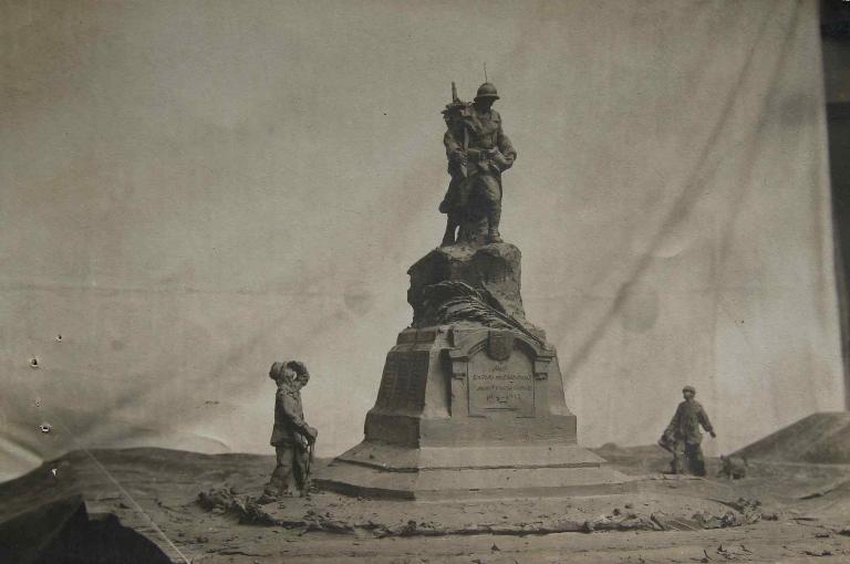 Maquette du projet de monument aux morts de Bacqueville-en-Caux- Photographie, atelier Albert Guilloux, vers 1920, détail. (AD Seine-Maritime, série 2 OP).