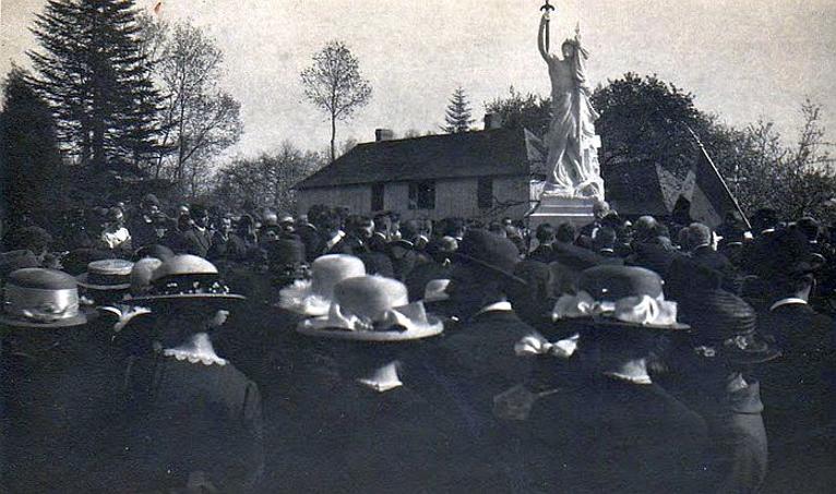 L'inauguration du monument aux Morts de Saint-Paër.- Photographie, 1er mai 1921, (Collection particulière via le Canard de Jumièges).
