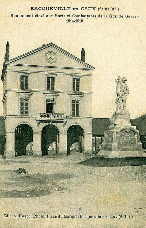 BACQUEVILLE-en-CAUX. Monument élevé aux Morts et Combattants de la Grande Guerre. 1914-1918.- Carte Postale, photo et édition A. Huard, vers 1925. (collection particulière).