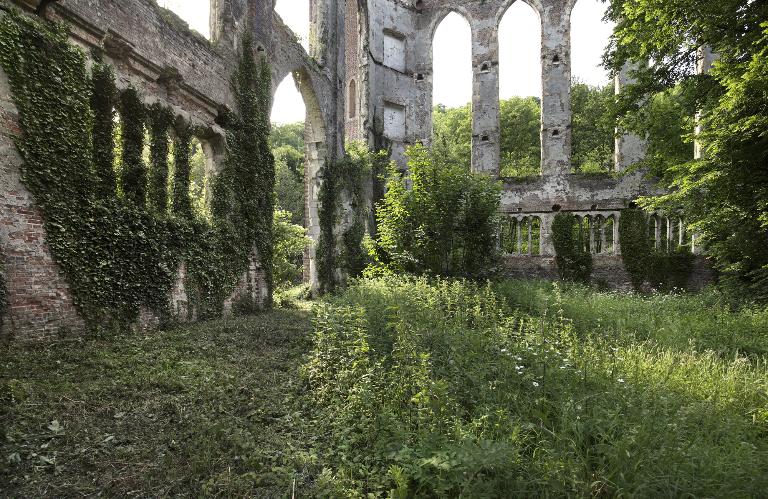 Vue détaillée des baies ogivales des parties basses de la grande filature.