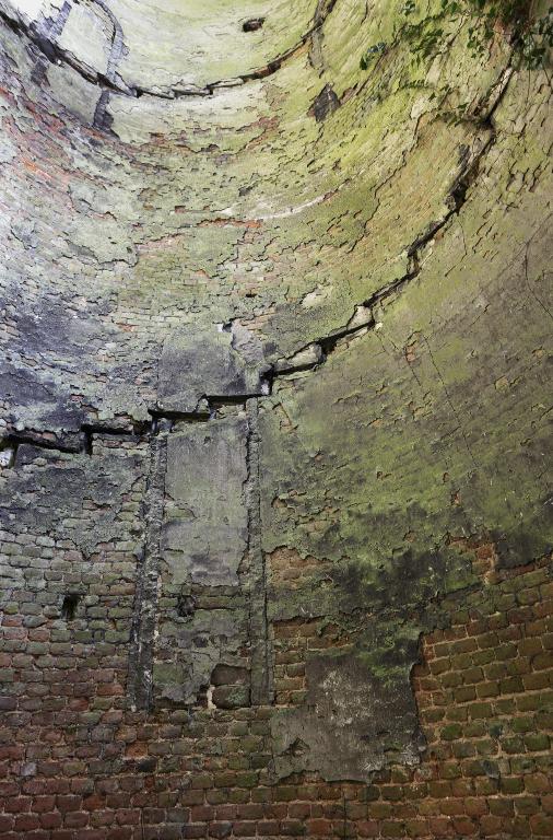 Vue intérieure d'une des deux tours d'escalier est de la grande filature.