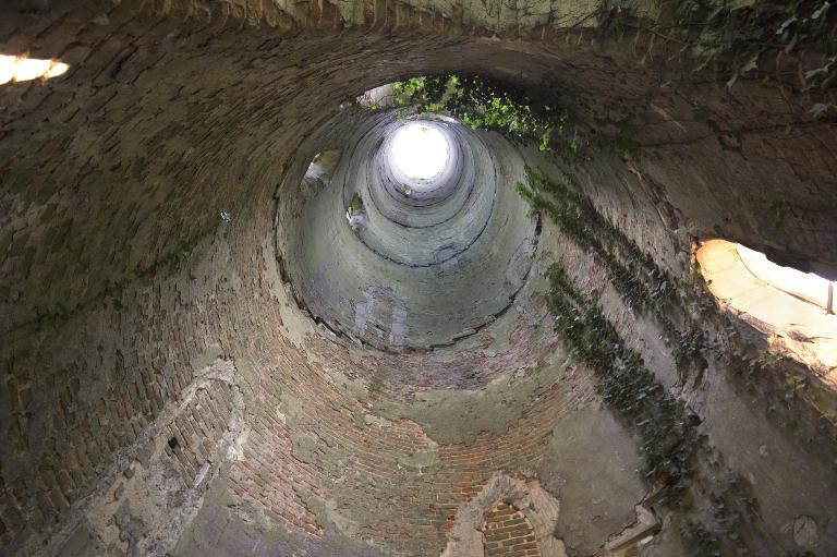 Vue intérieure d'une des deux tours d'escalier est de la grande filature.
