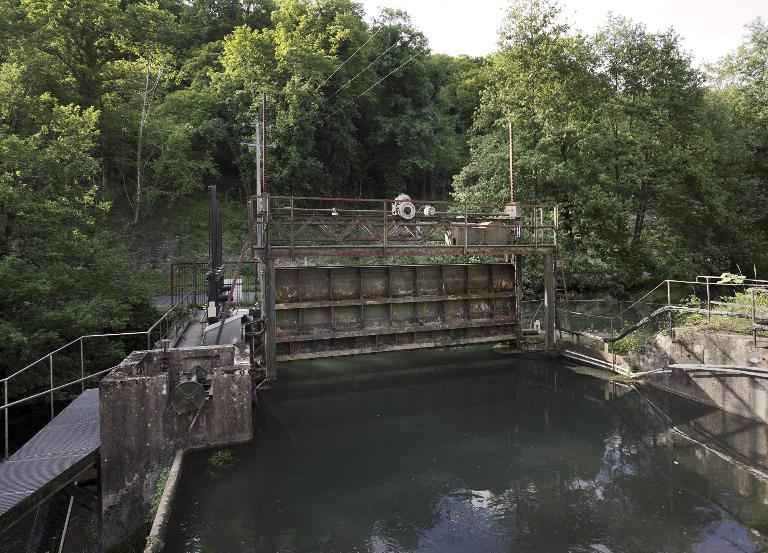 Vue détaillée du vannage d'alimentation de la centrale hydroélectrique.