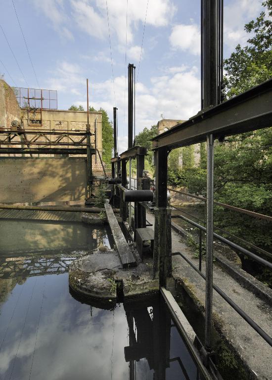 Vue détaillée du vannage d'alimentation de la centrale hydroélectrique.