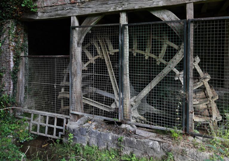 Détail de l'élévation sud et de la roue hydraulique installée sous la chambre farinière. ; Vue de profil de la roue hydraulique installée sous la chambre farinière.