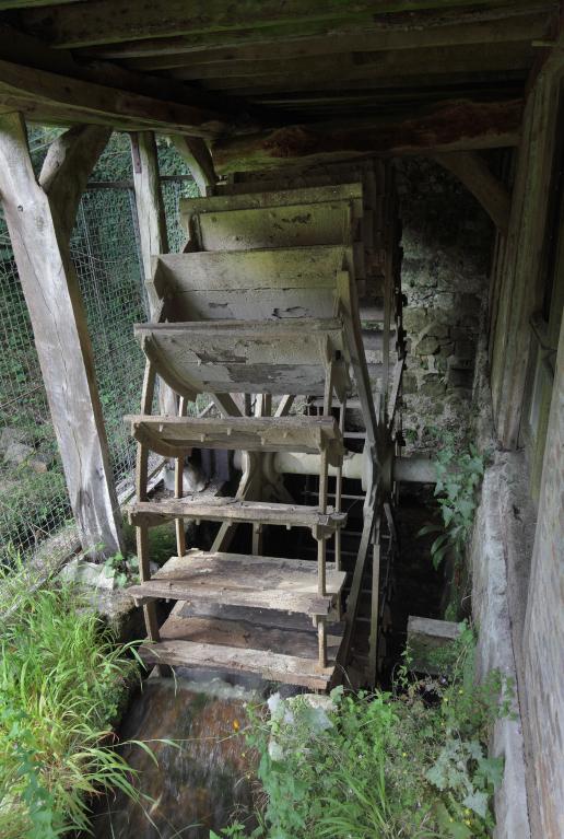 Détail de la roue hydraulique installée sous la chambre farinière. ; Vue de face de la roue hydraulique installée sous la chambre farinière.