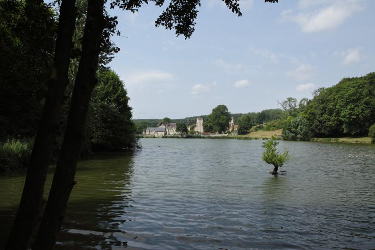 Etang servant de bassin de retenue.