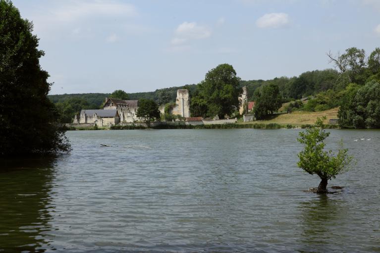 Etang servant de bassin de retenue.