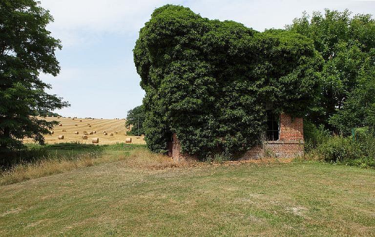 Vue générale des vestiges du bâtiment de la turbine.