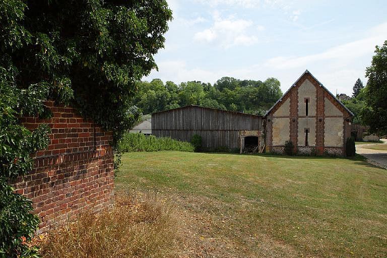 Vue de la grange depuis le bâtiment de la turbine.