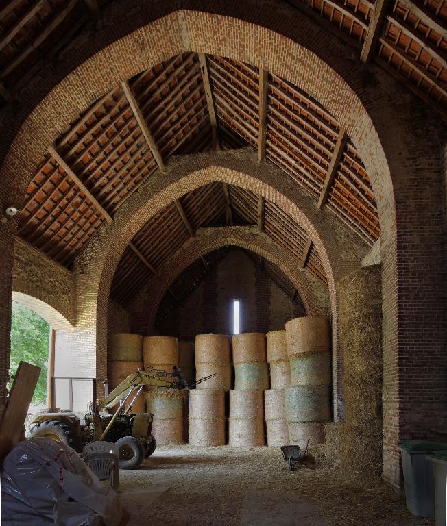 Vue intérieure de la grange.